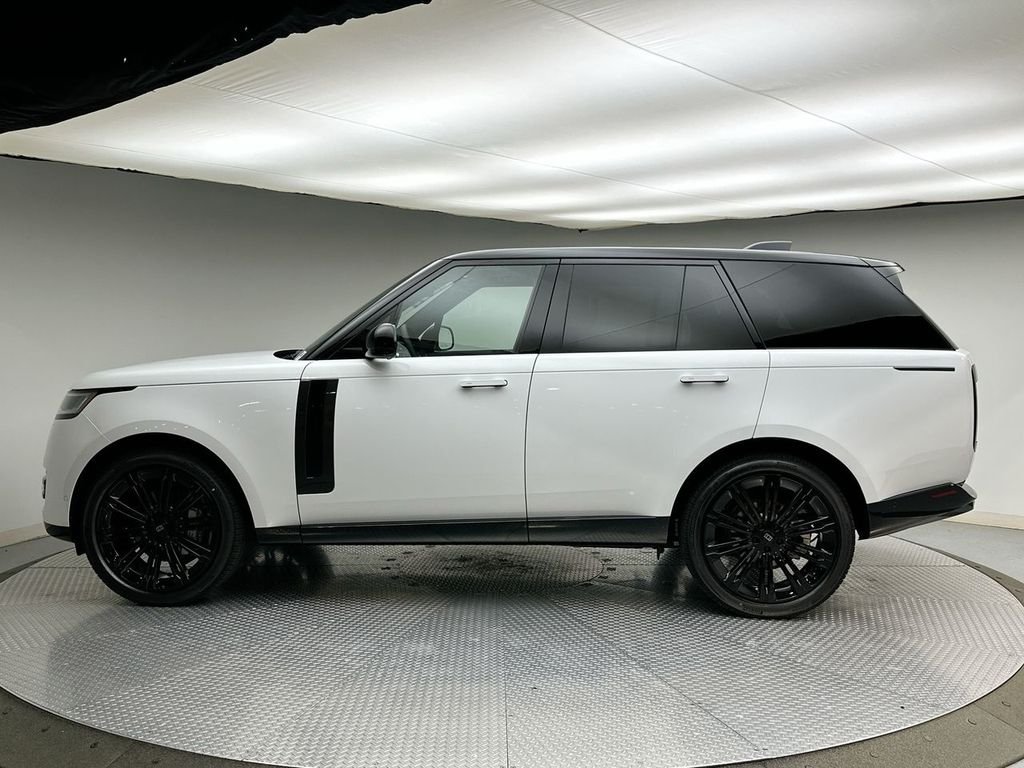 New 2027 Fuji White Land Rover SE image 2