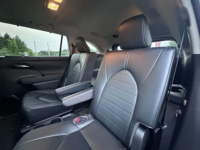 Used 2023 Off-white Toyota XLE image 11