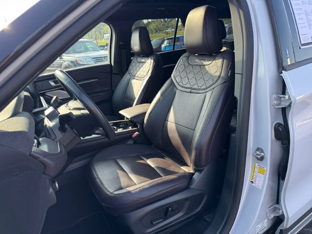 Used 2025 White Metallic Ford Platinum image 17