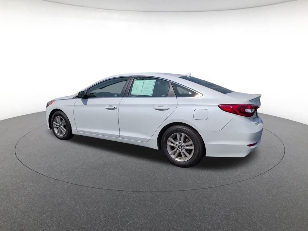 Used 2017 White Hyundai Base image 9
