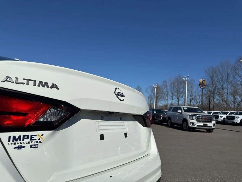 Used 2025 White Nissan SV image 33