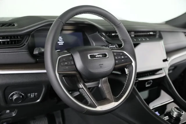 New 2026 Diamond Black Crystal Pearl-Coat Exterior Paint Jeep Altitude image 3