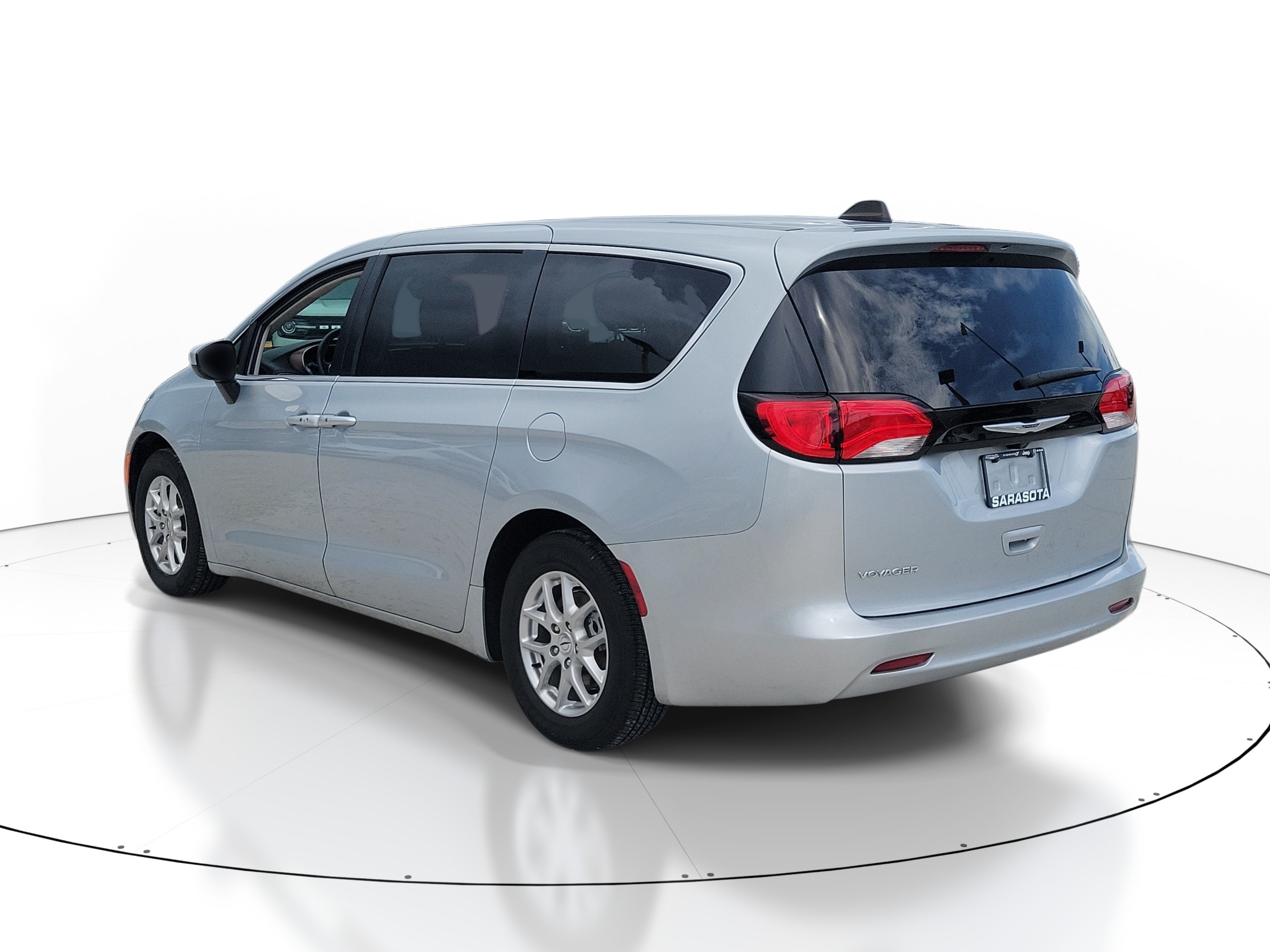 Used 2023 Silver Mist Clearcoat Chrysler LX image 4