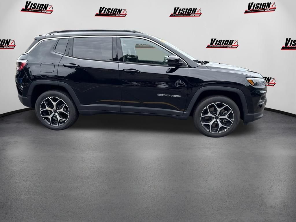 New 2026 Diamond Black Crystal Pearlcoat Jeep Limited image 4