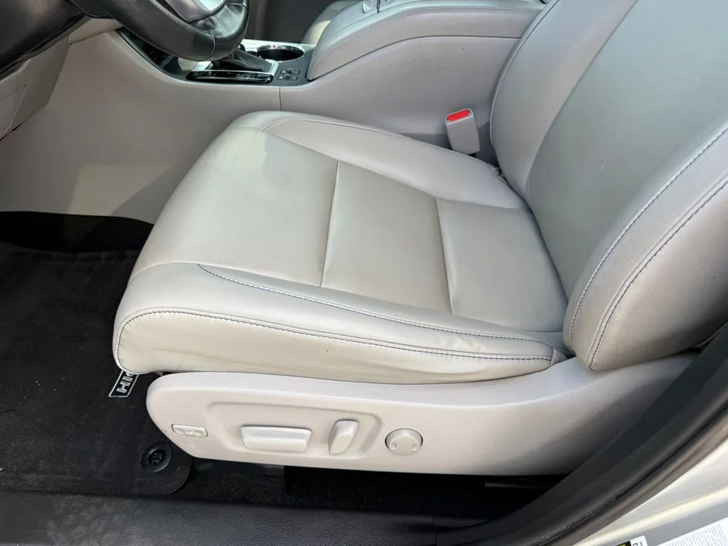 Used 2019 Silver Toyota XLE image 32