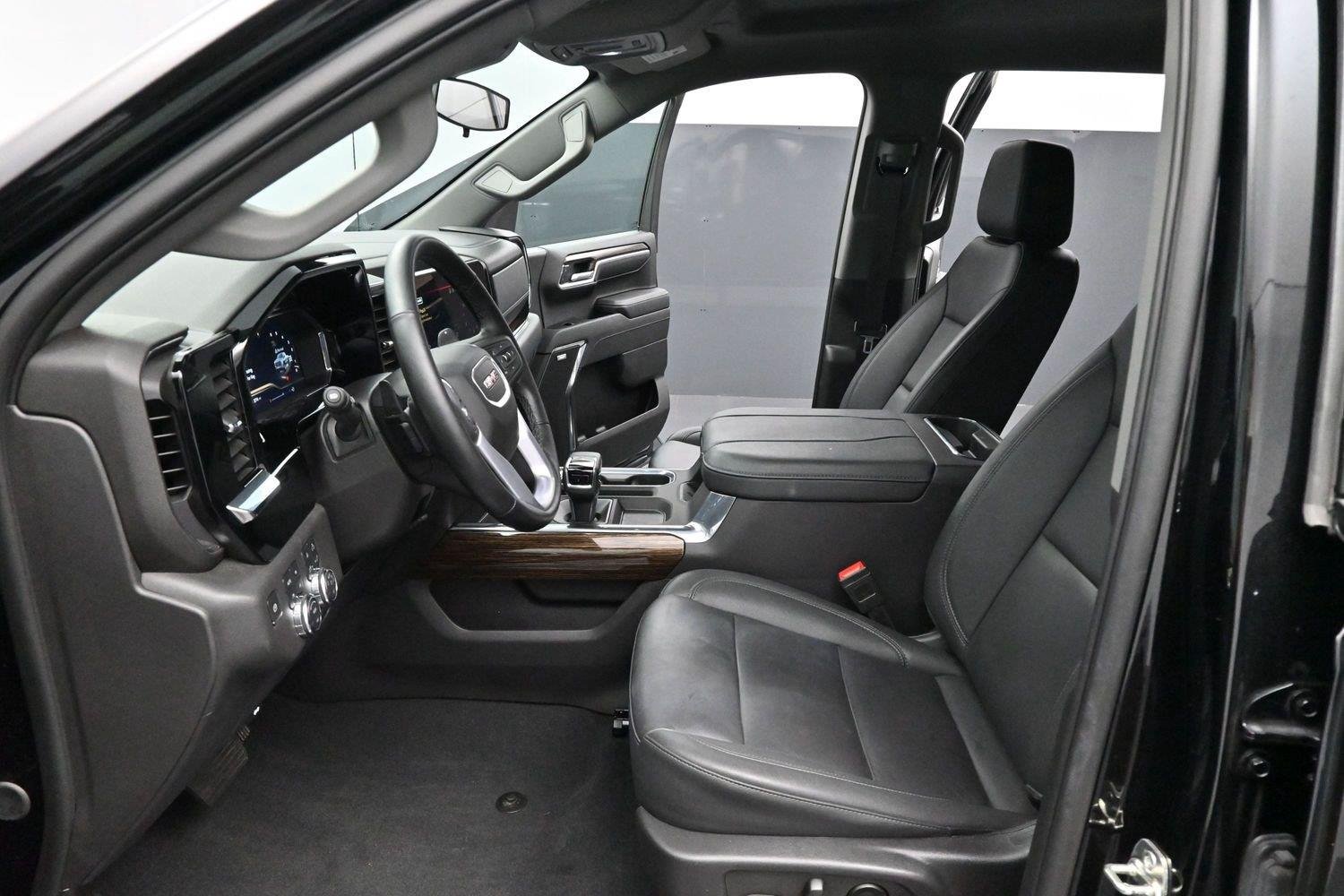 Used 2025 Onyx Black GMC Elevation image 12
