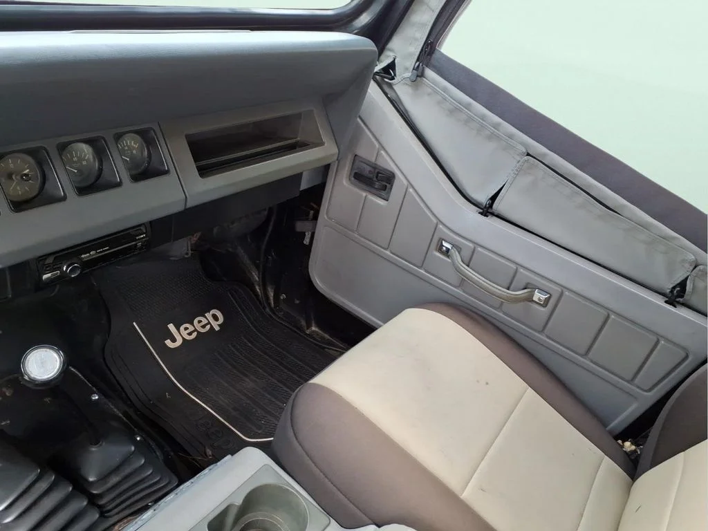 Used 1990 Black Jeep Base image 15