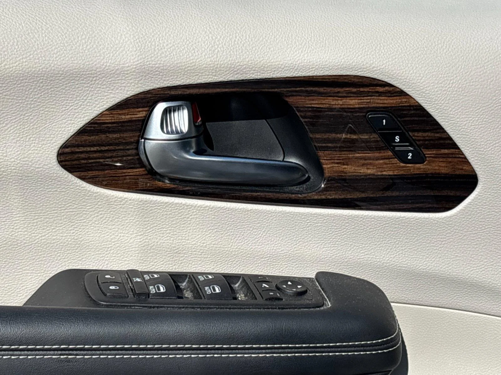 Used 2023  Chrysler Limited image 13