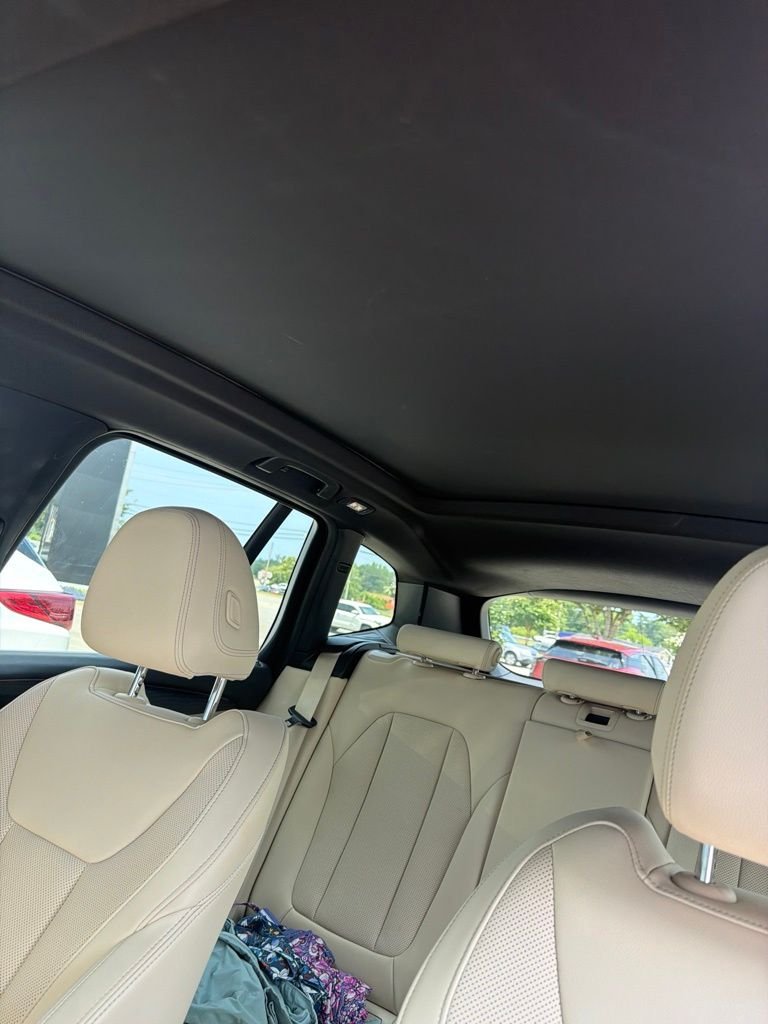 Used 2022 White BMW sDrive30i image 3