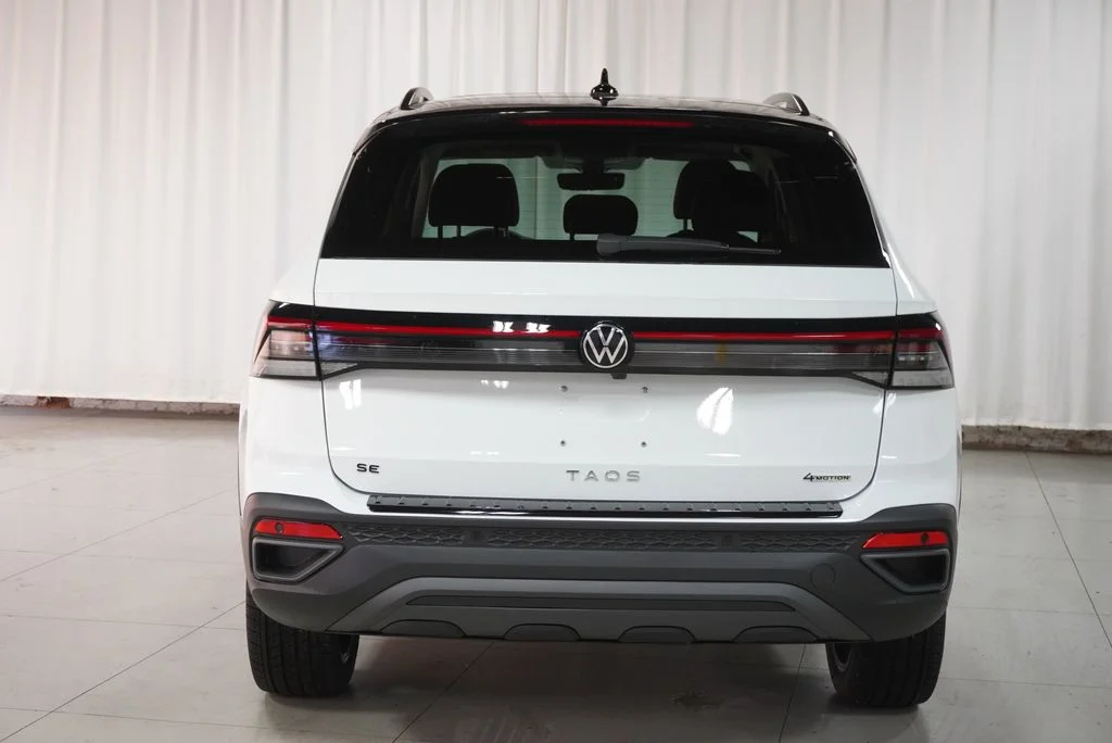 New 2027 Pure White w/Deep Black Roof Volkswagen 1.5T SE Black image 6