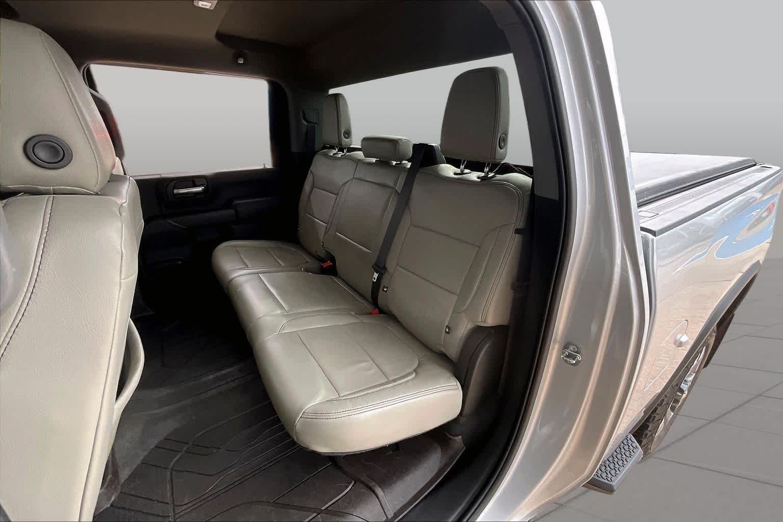 Used 2022 Silver Ice Metallic Chevrolet Custom image 19