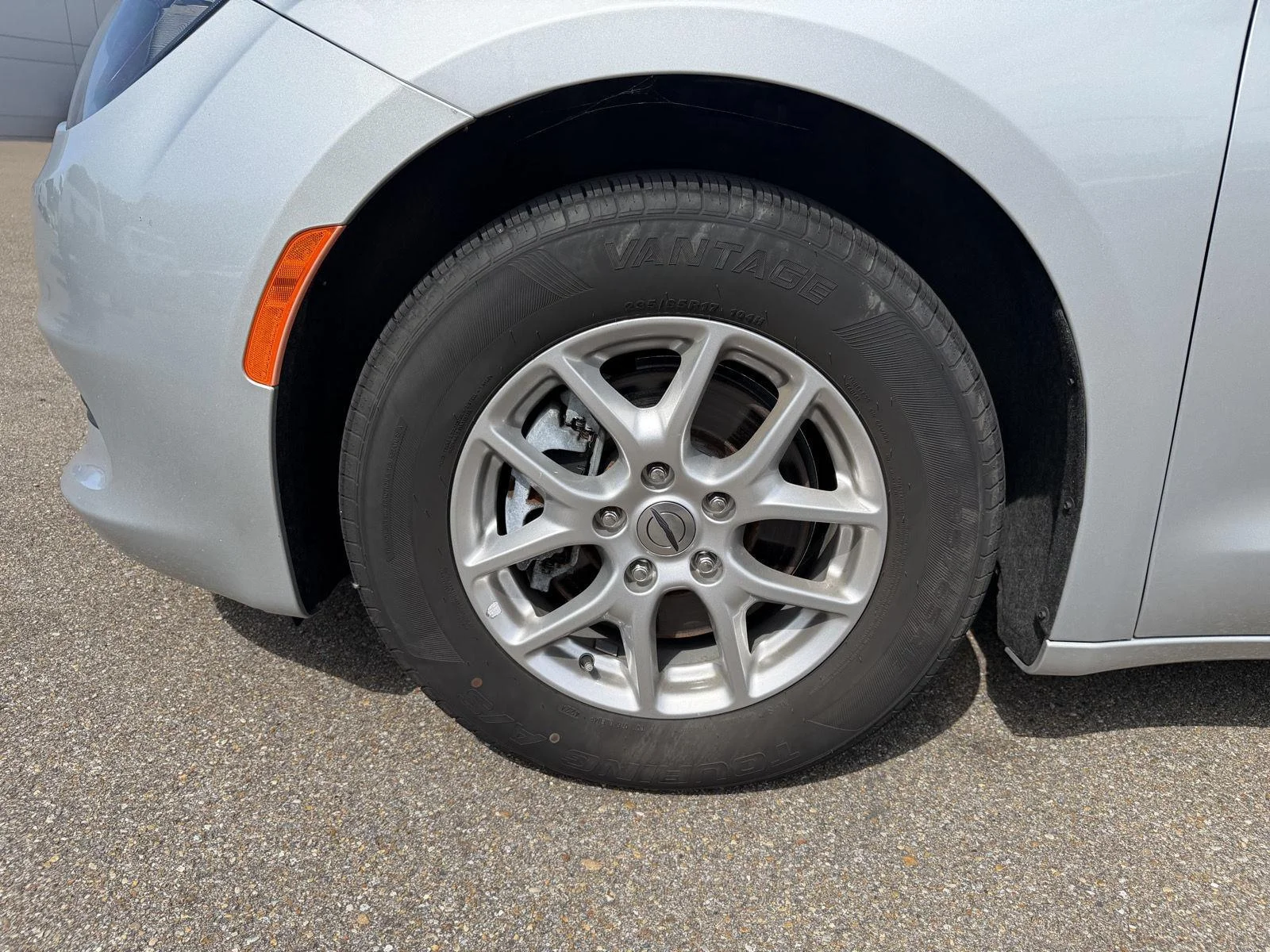 Used 2023 Silver Mist Clearcoat Chrysler LX image 23