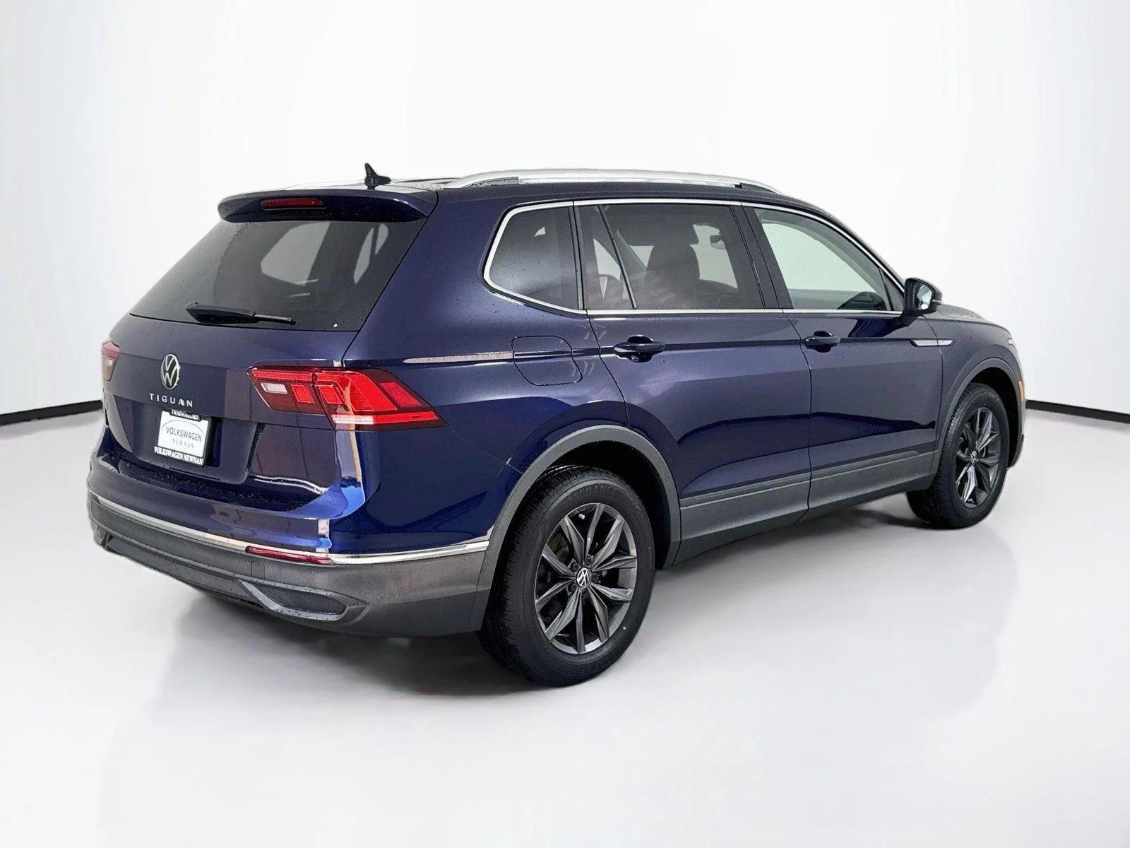 Used 2023 Atlantic Blue Metallic VOLKSWAGEN SE image 2