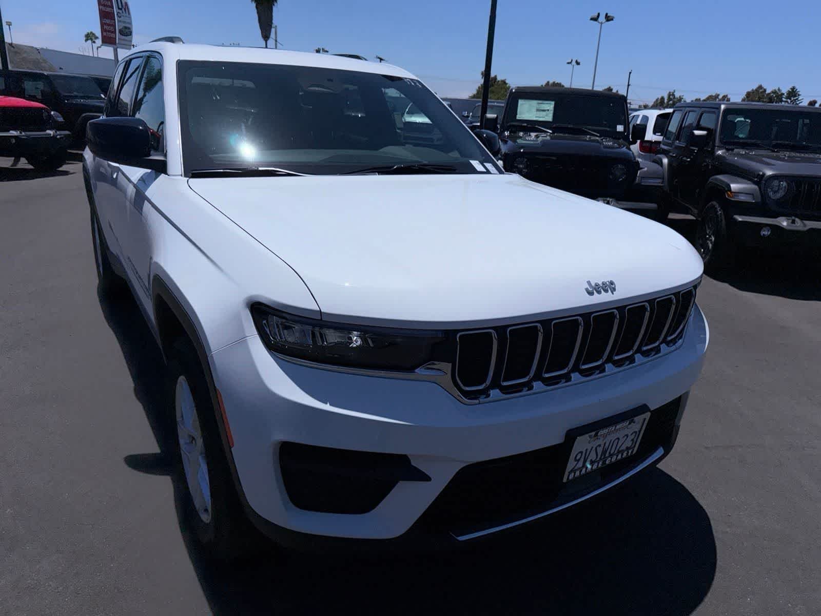 Used 2025 Bright White Clearcoat Jeep Laredo X image 5
