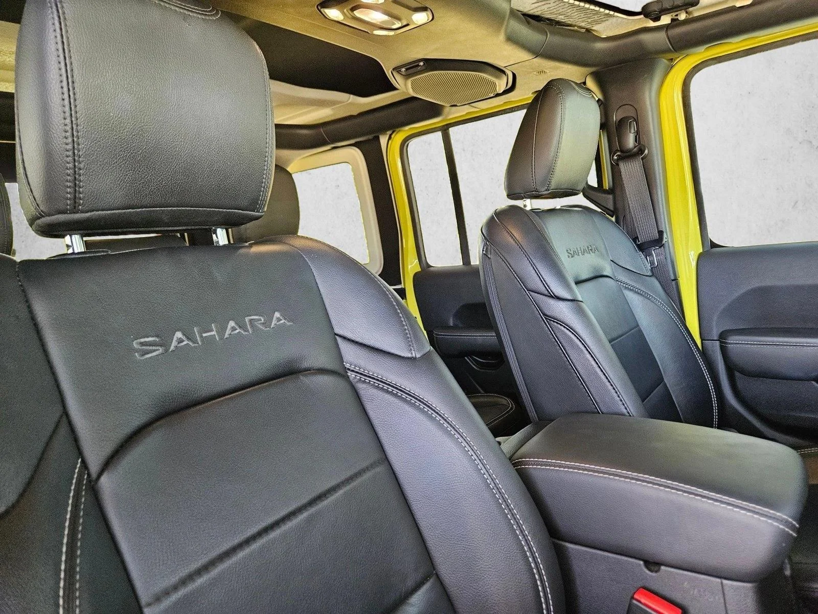Used 2023 High Velocity Clearcoat Jeep Sahara image 19