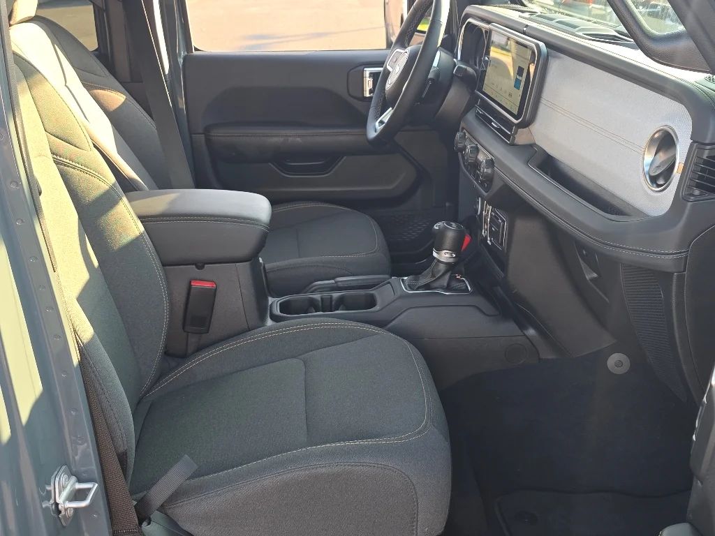 Used 2025 Anvil Clear Coat Jeep Sahara 4xe image 22
