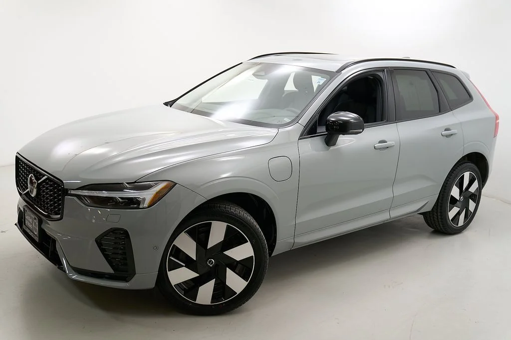 Certified Used 2024 Vapour Grey Volvo Plus image 3