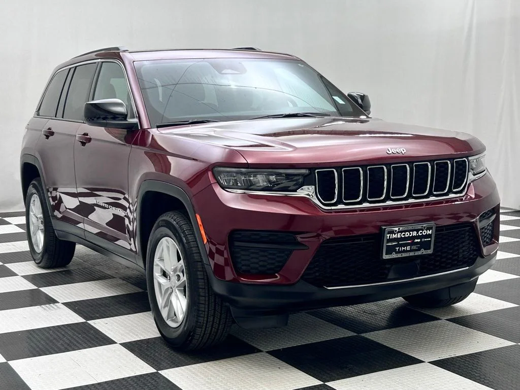 Used 2024 Red Jeep Laredo X image 2