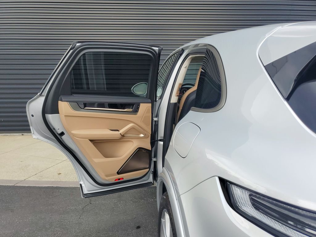 2025 Porsche Cayenne Turbo E-Hybrid - Photo 17