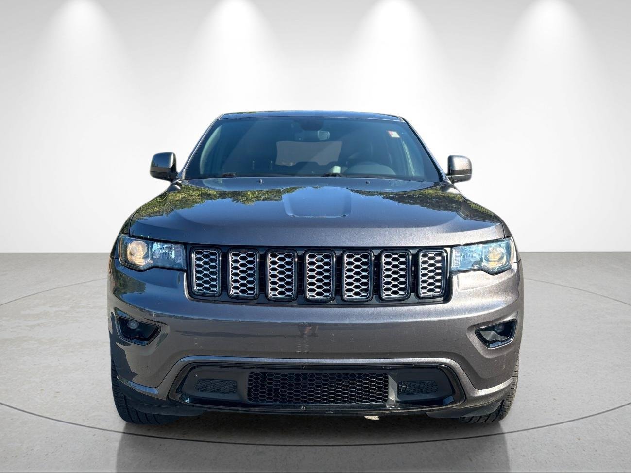 Used 2020 Granite Crystal Metallic Clearcoat Jeep Altitude image 8