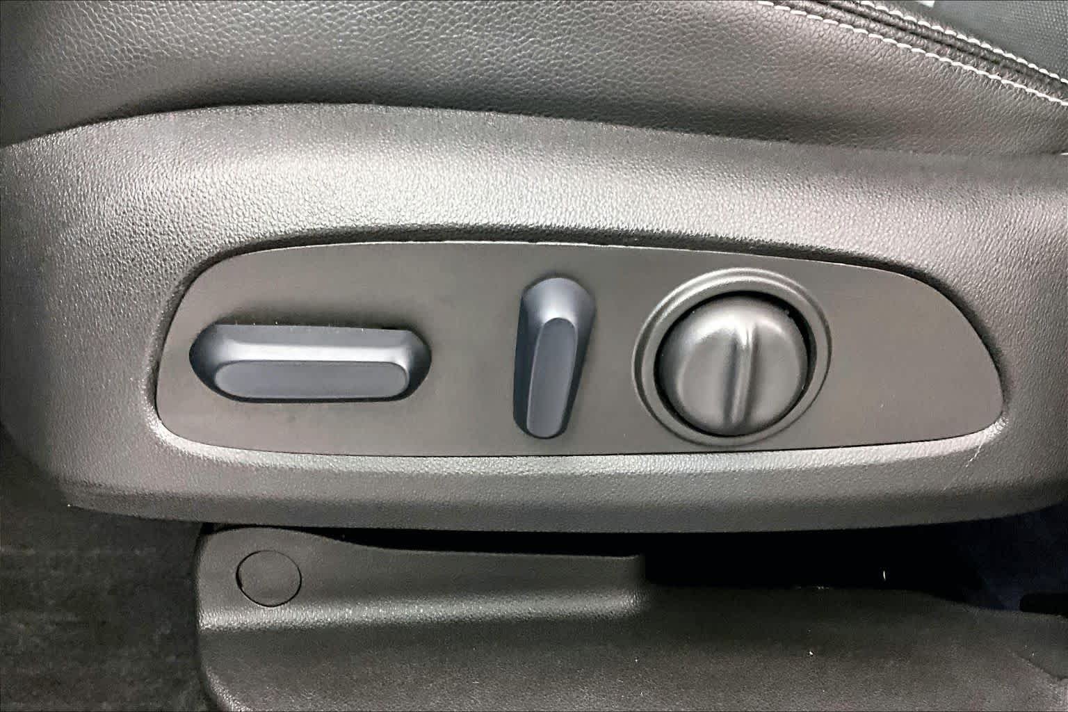 Used 2024 Sterling Metallic GMC SLT image 30