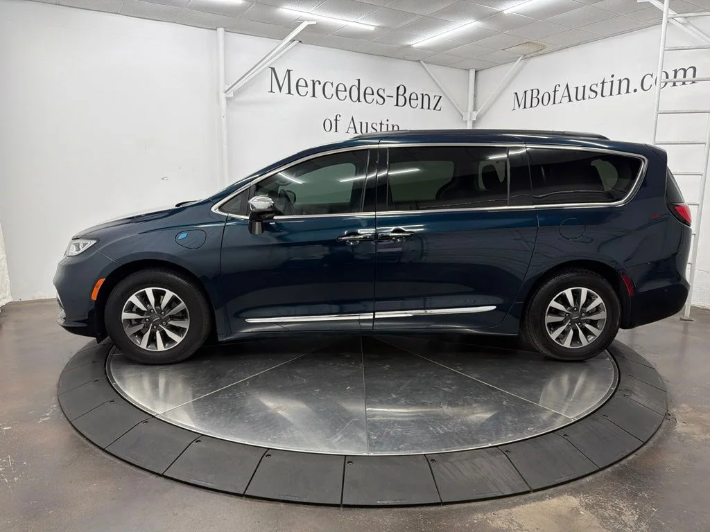 Used 2023 Blue Chrysler Limited image 4