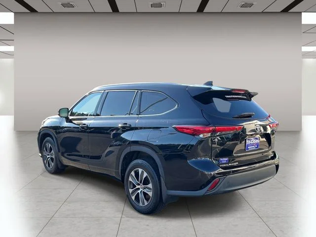 Used 2021 Black Toyota XLE image 6