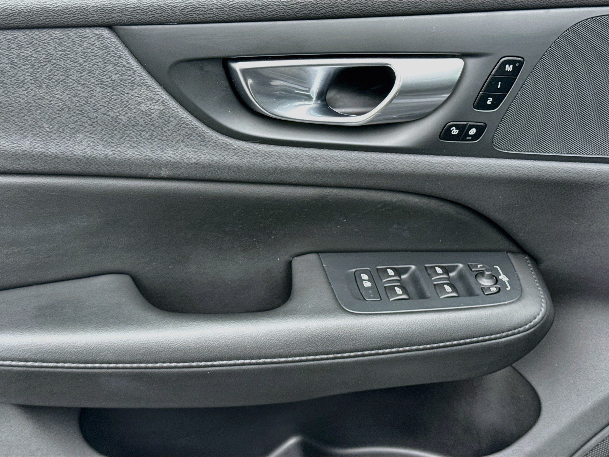 Used 2025 Onyx Black Metallic Volvo Plus image 19