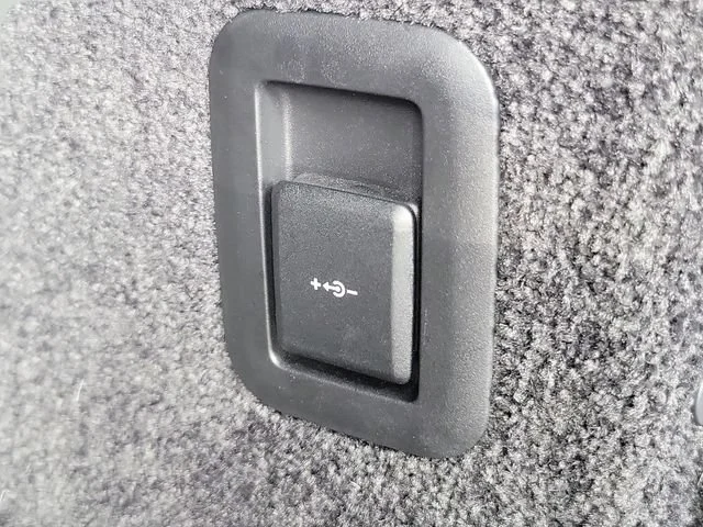 Used 2023 Black Land Rover SE image 10