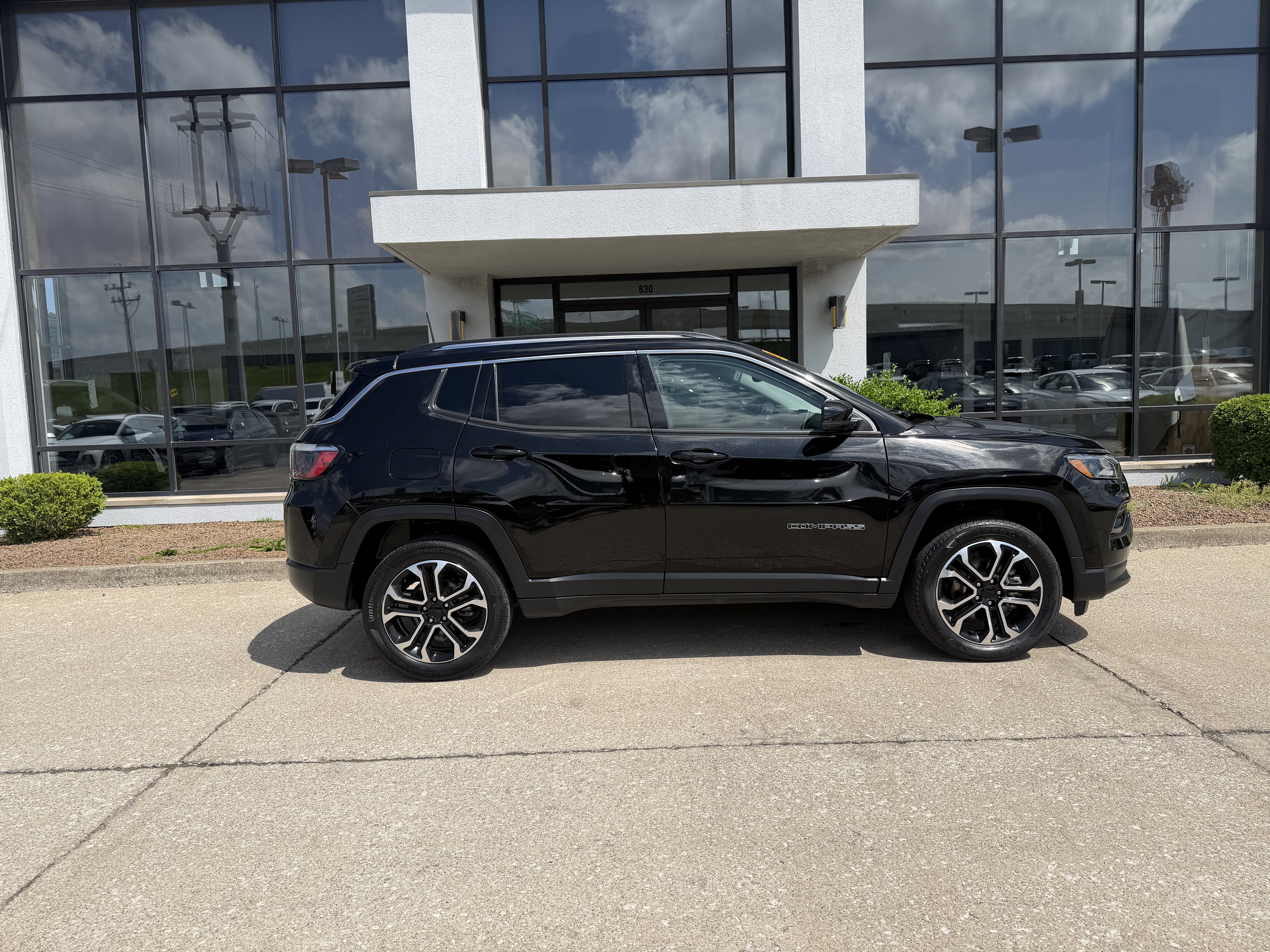 Used 2022 Diamond Black Crystal Pearlcoat Jeep Limited image 3