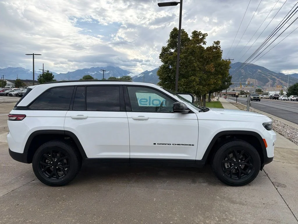 Used 2024 White Jeep Altitude image 4