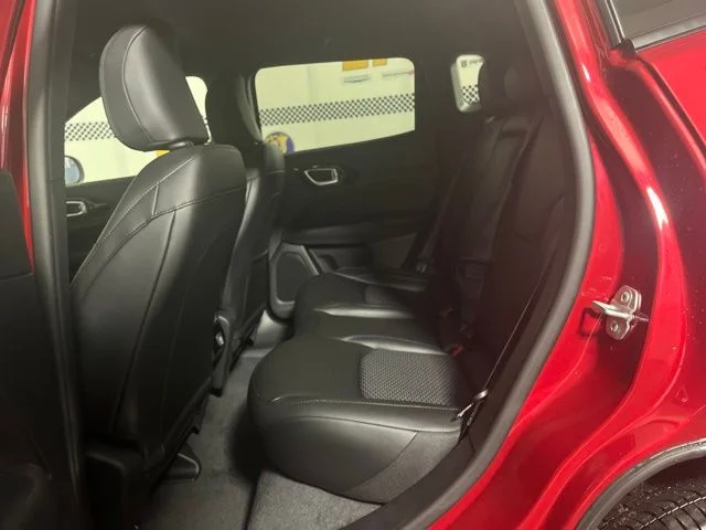 New 2026 Red Hot Pearl-Coat Exterior Paint Jeep Latitude image 36