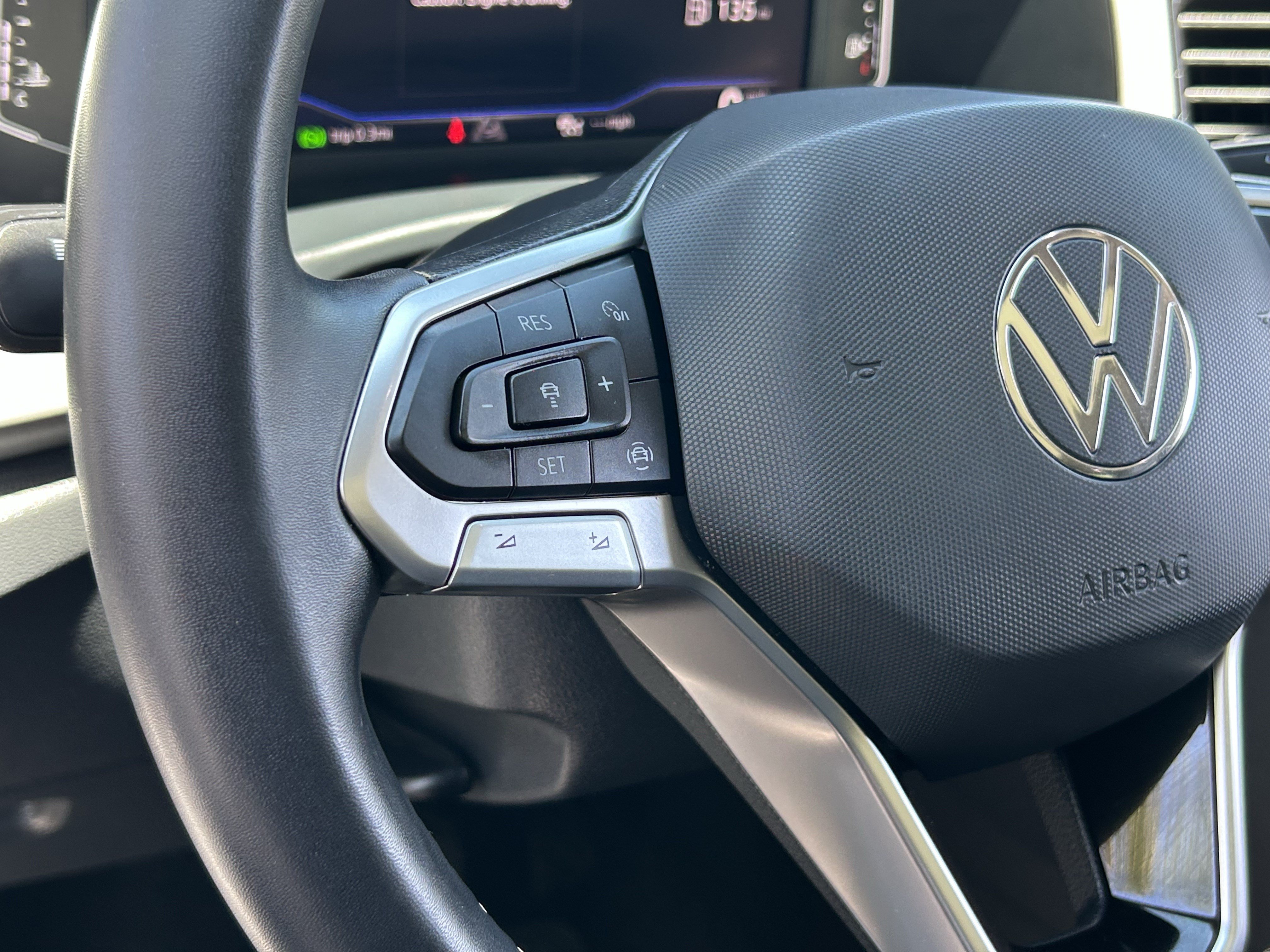 Used 2023 White Volkswagen 3.6L V6 SE w/Technology image 28