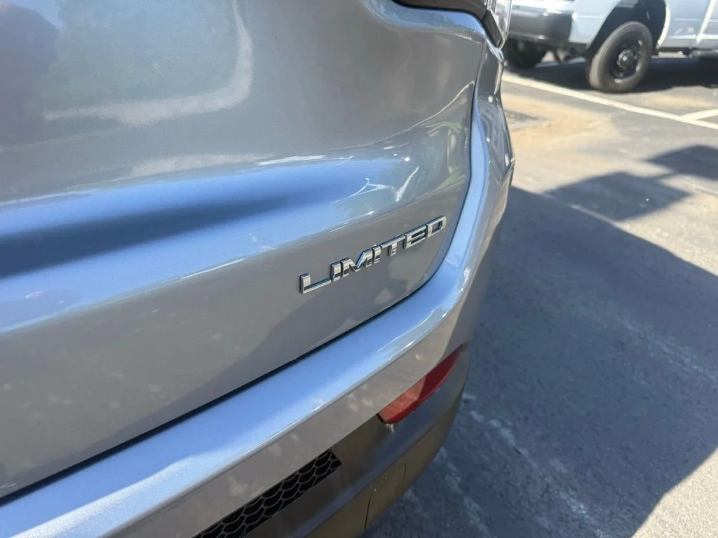 Used 2018 Silver Jeep Limited image 35
