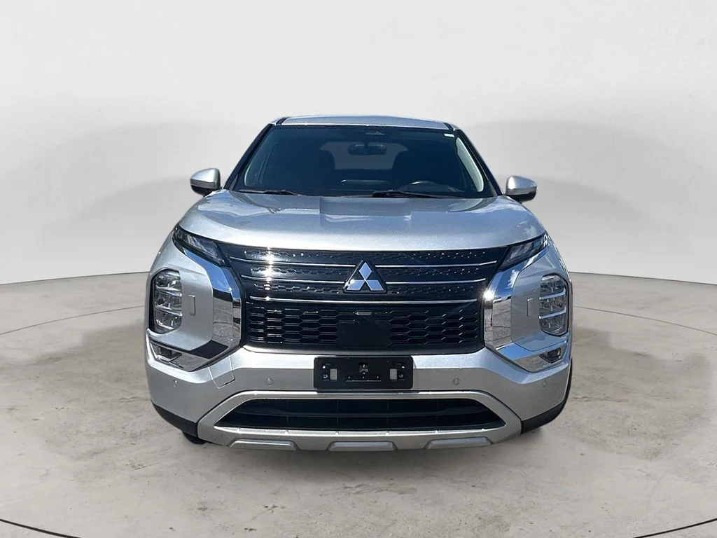 Used 2022 Alloy Silver Mitsubishi  image 9