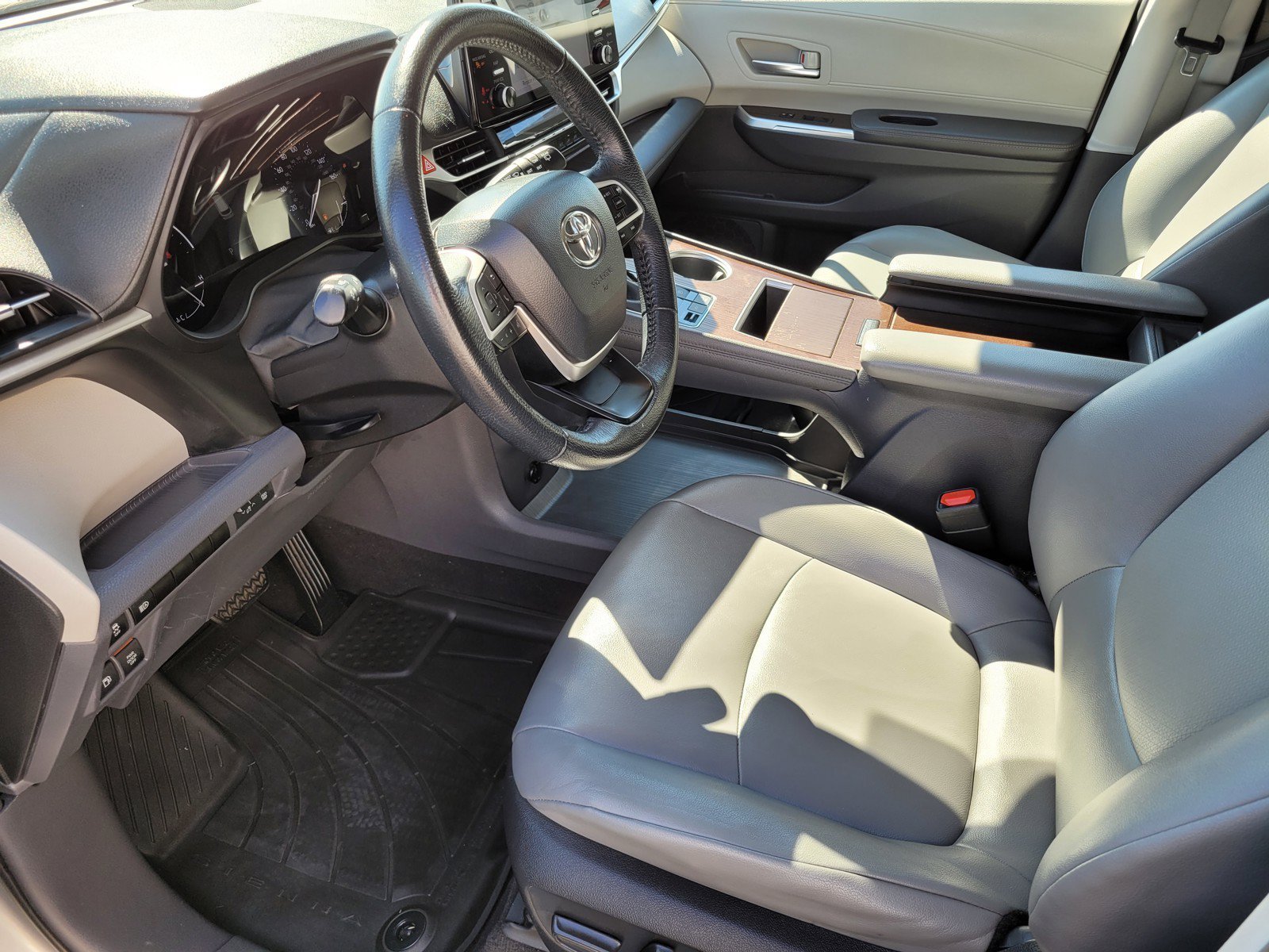 Used 2022 Silver Toyota XLE image 17