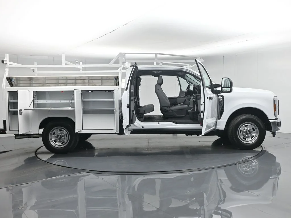 New 2026 Oxford White Ford XL image 4