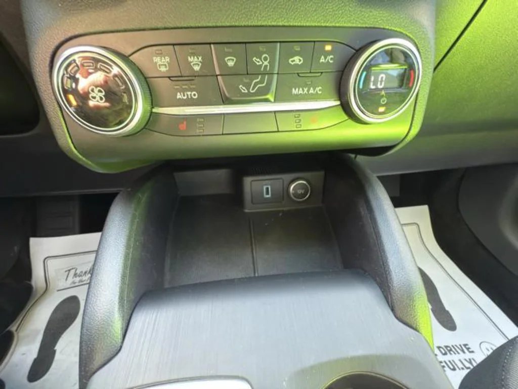 Certified Used 2020 Oxford White Ford SE image 16