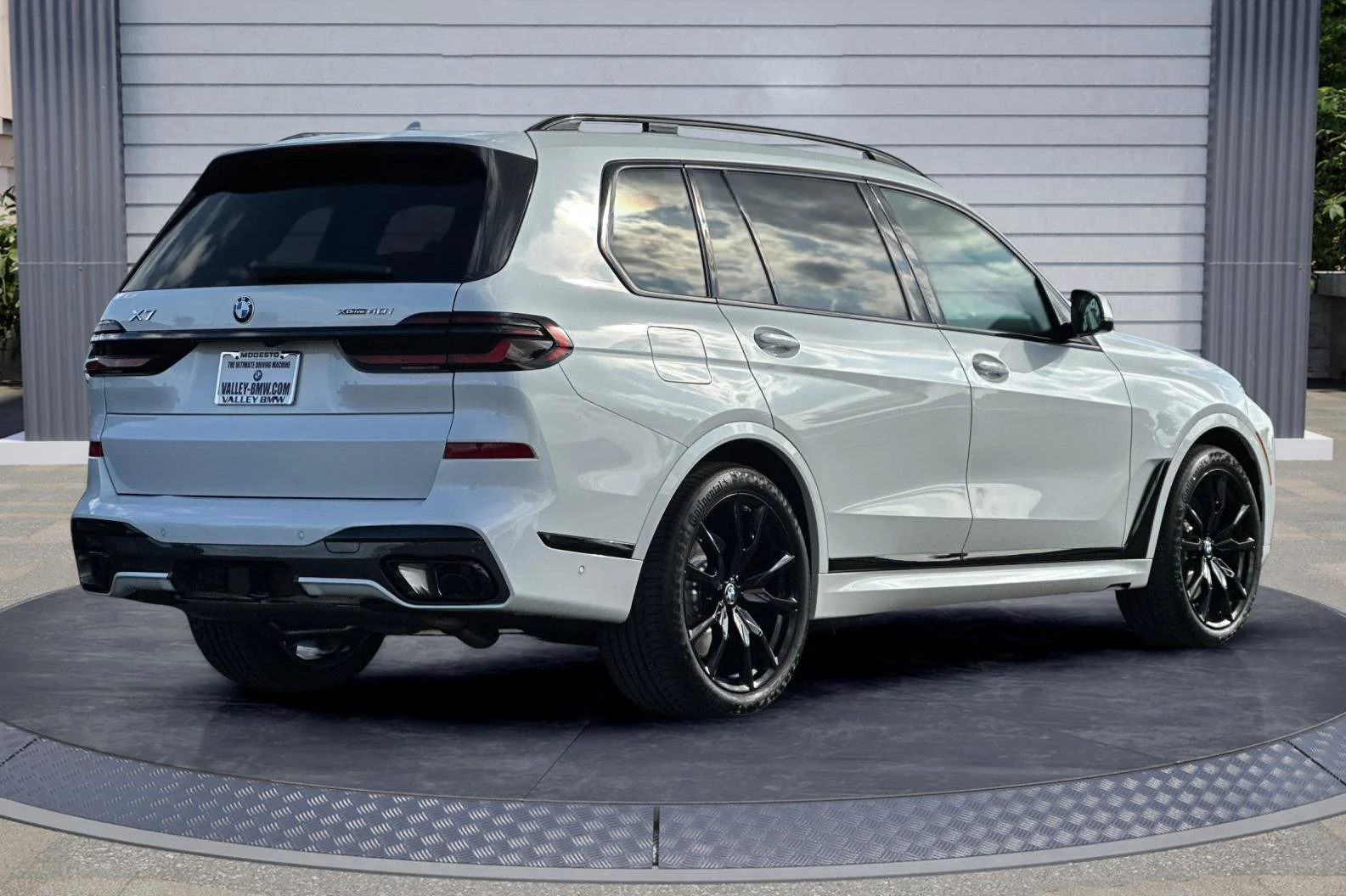 New 2027 Mineral White Metallic BMW xDrive40i image 4