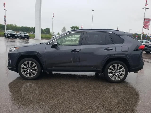 Used 2019 Gray Toyota XLE Premium image 9