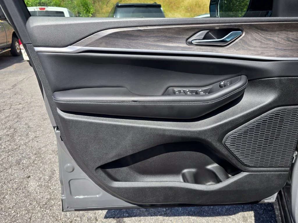 New 2027 Gray Jeep Laredo Altitude image 36