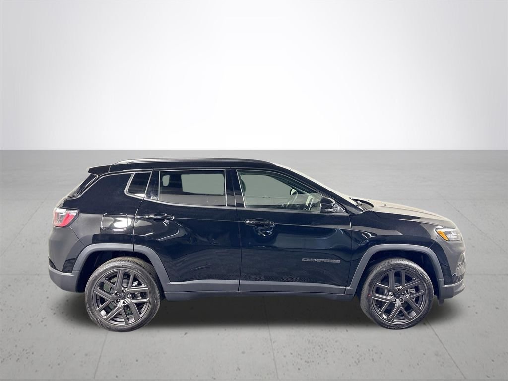 New 2026 Diamond Black Crystal Pearl-Coat Exterior Paint Jeep Limited image 5