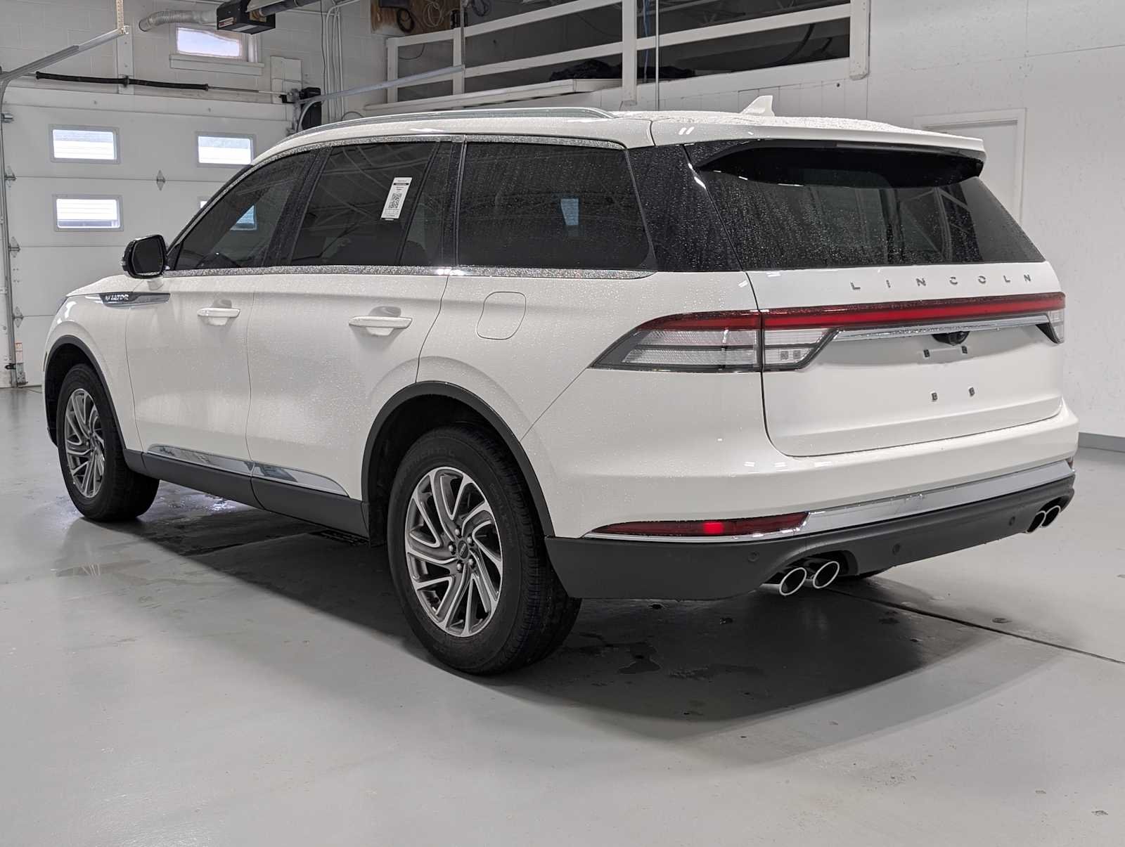 Used 2023 Pristine White Lincoln Standard image 10