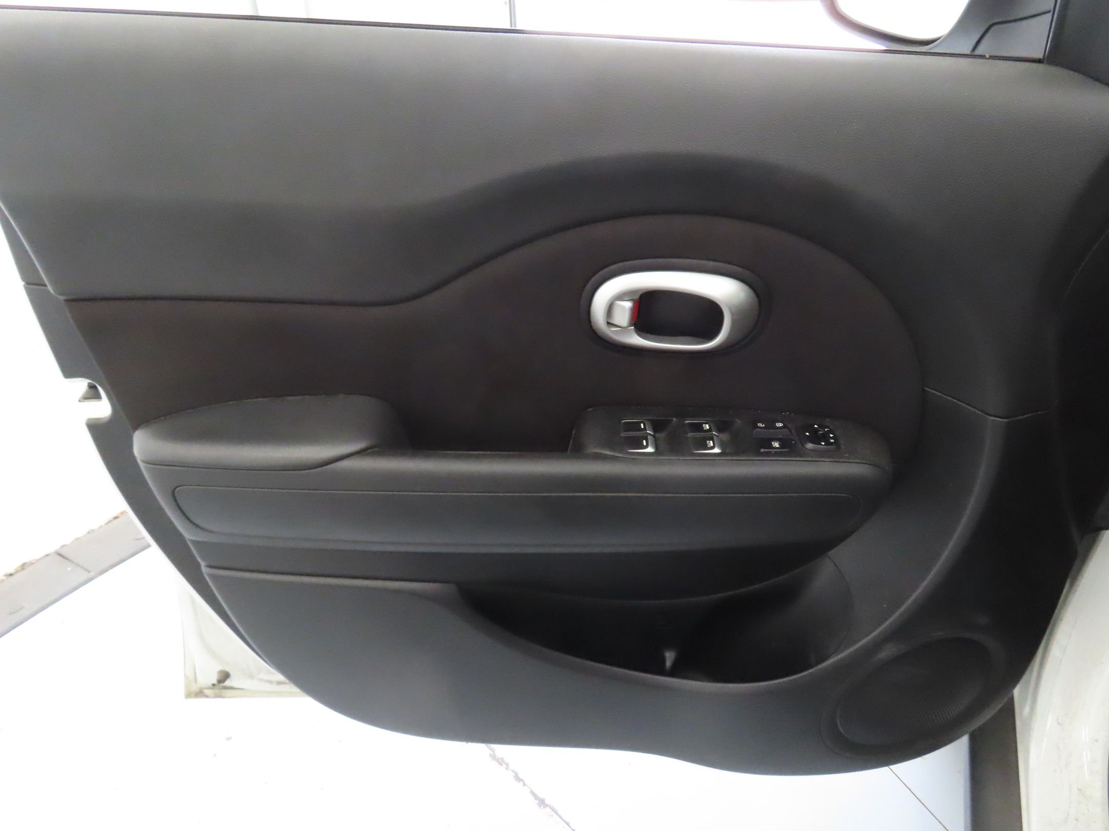 Used 2018 White Kia Plus image 10