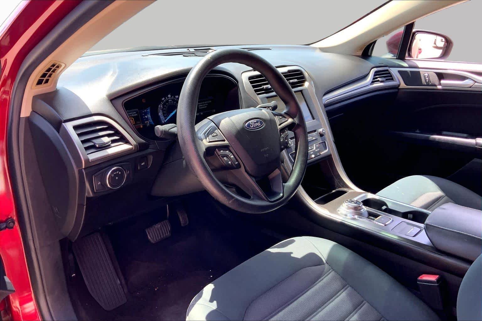 Used 2018 Ruby Red Metallic Tinted Clearcoat Ford SE image 16