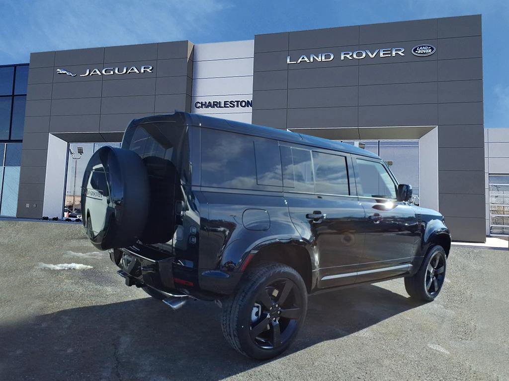 New 2026 Santorini Black Metallic Land Rover X-Dynamic SE image 5