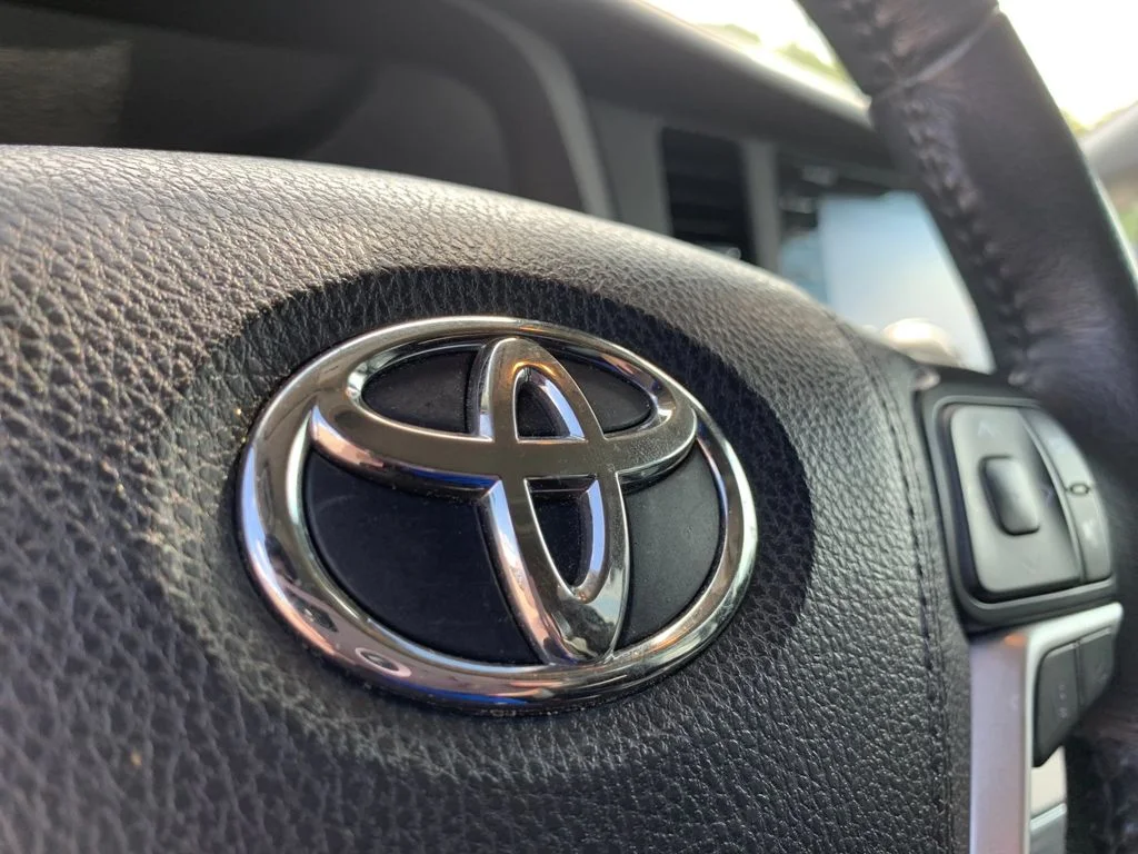 Used 2018 Gray Toyota SE Premium image 36