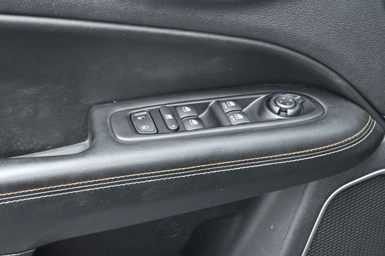 Used 2018 Diamond Black Crystal Pearlcoat Jeep Latitude image 11