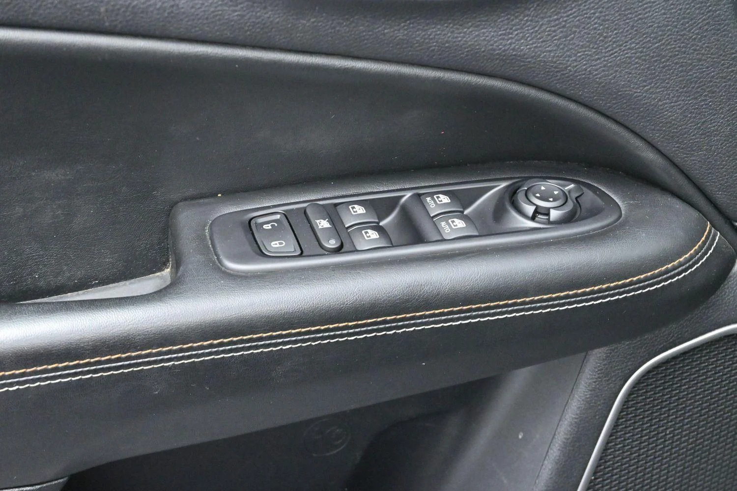 Used 2018 Diamond Black Crystal Pearlcoat Jeep Latitude image 11