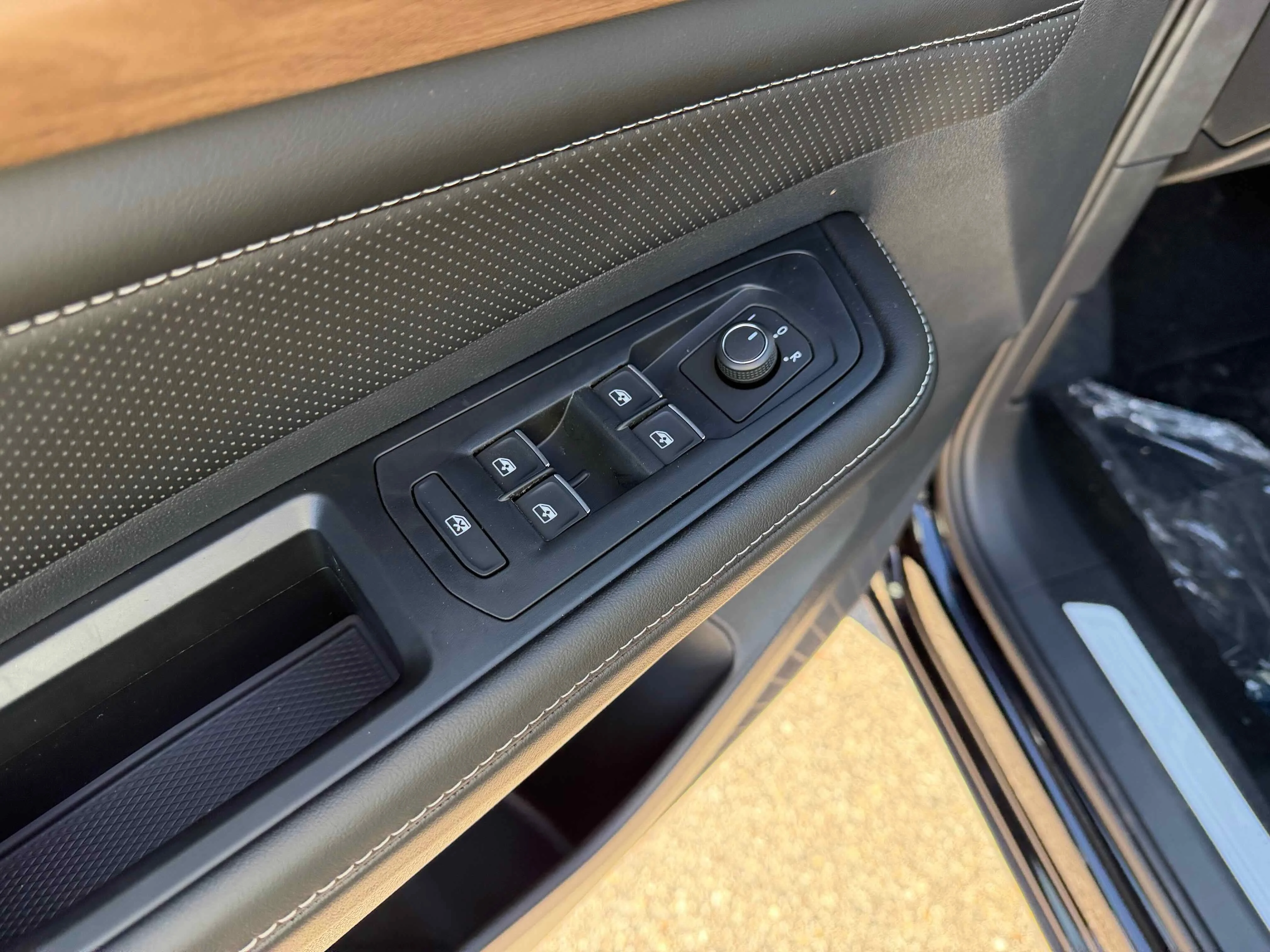 New 2026 Deep Black Volkswagen 2.0T SE w/Technology image 15